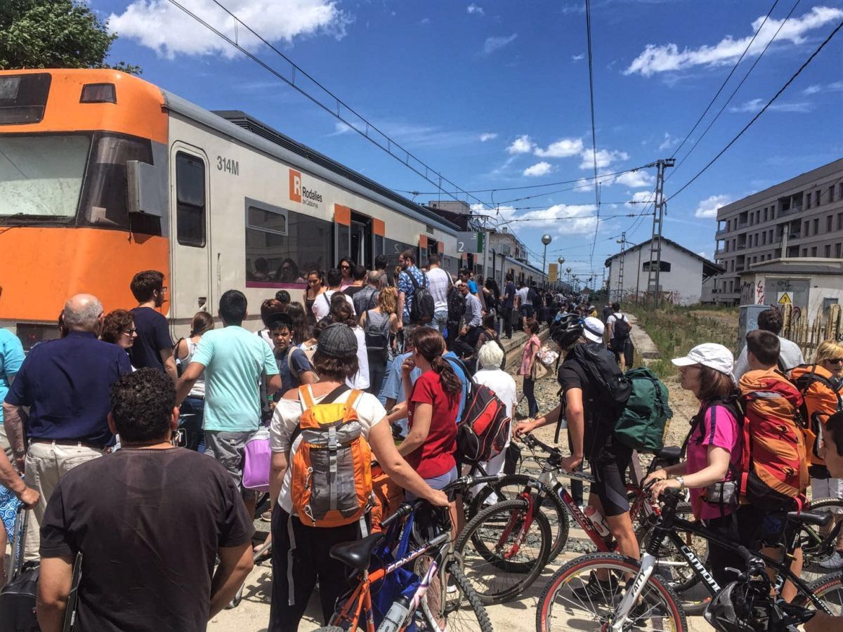 Els passatgers d'un tren de la R16 han hagut de canviar de tren a Cambrils després d'estar més d'una hora aturats a Tarragona.