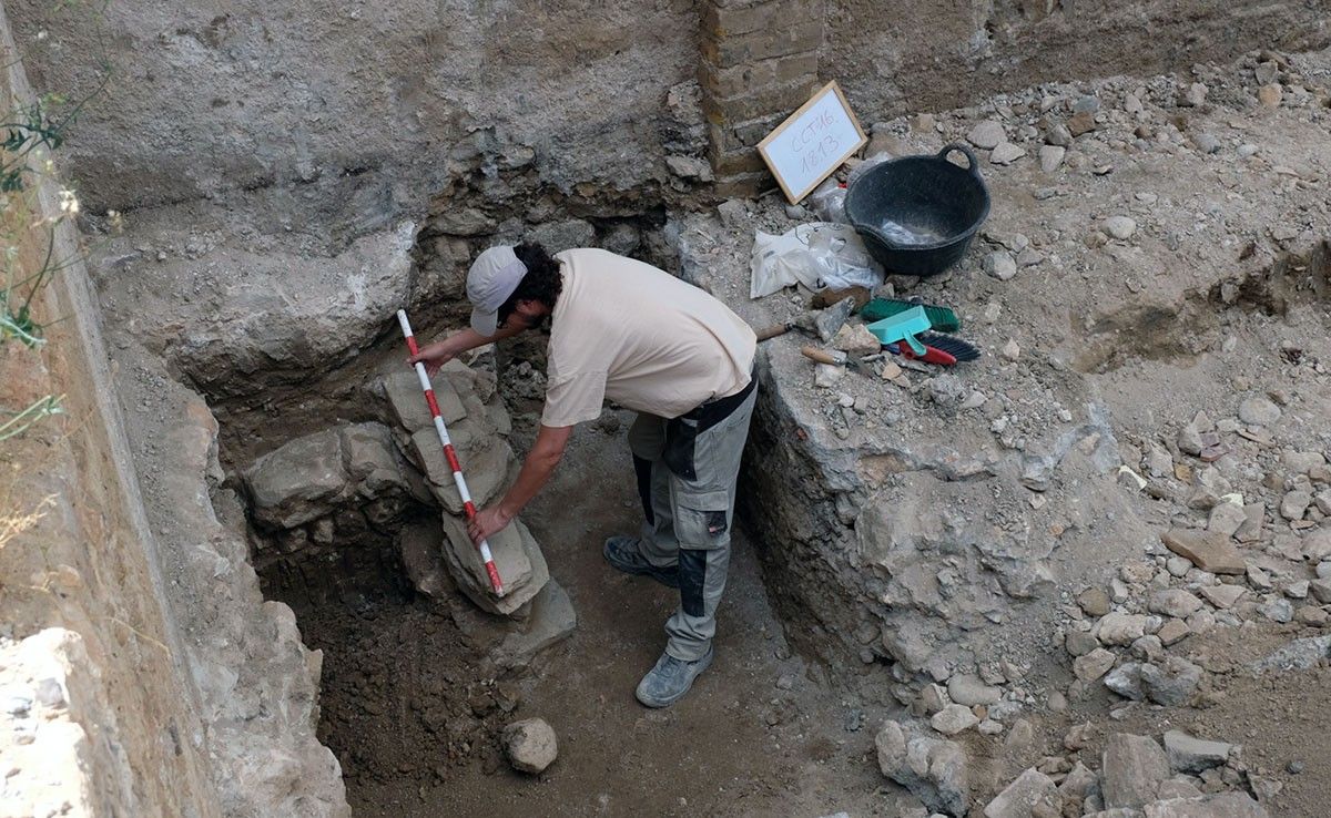 Després dels sondejos realitzats fa uns mesos, un equip d'arqueòlegs ha iniciat avui les excavacions.