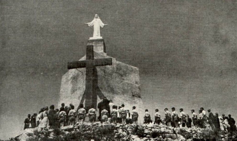 Enrique Landete, el mossèn i càrrecs franquistes acompanyats d’un grup de joves de la Organización Juvenil Española (OJE) en la inauguració del Crist del Sagrat Cor i la Cruz de los Caídos el juliol de 1965,