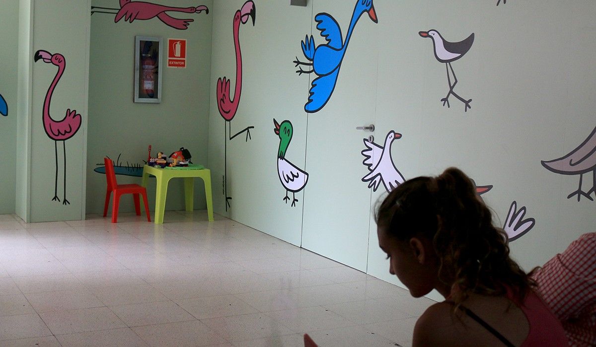 Les parets de la nova àrea de pediatria han estat decorades per l'il·lustrador ampostí Hernán en H.