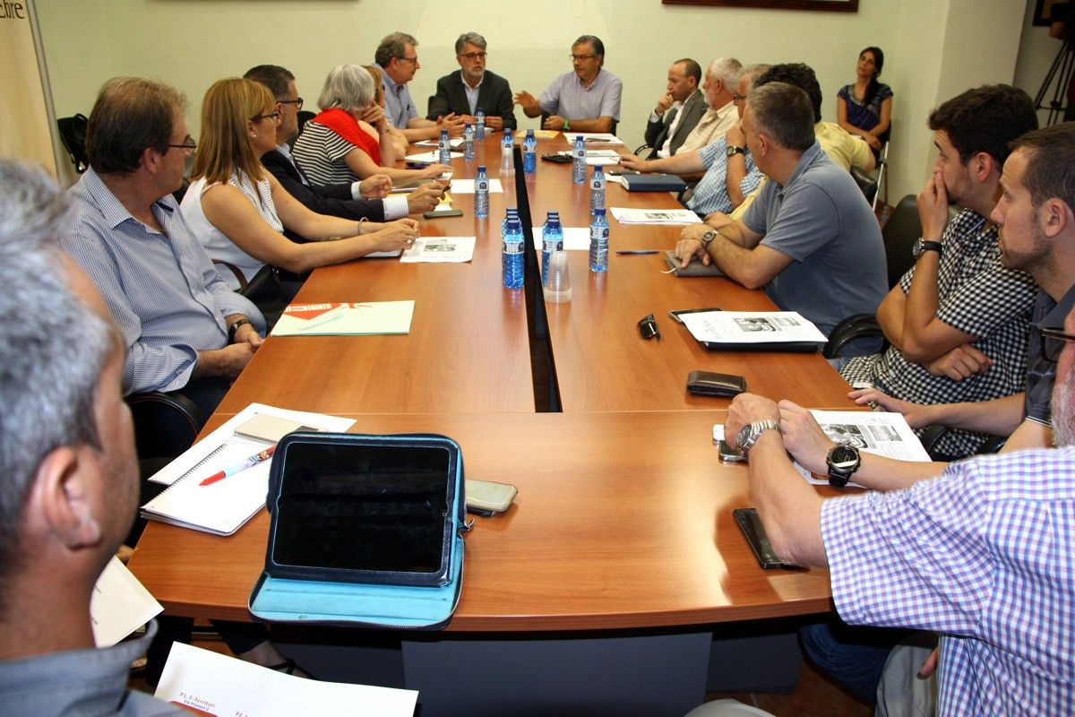 Els alcaldes del Baix Ebre s'han reunit per abordar els problemes que arrosega la descontaminació del pantà de Flix