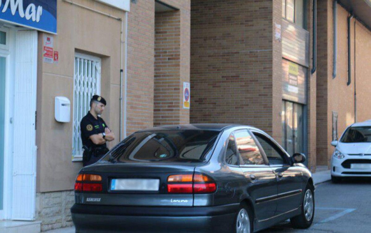 Un agent de la Guàrdia Civil, custodiant la vivenda de l'exalcalde Andreu Martí, a L'Ametlla de Mar.