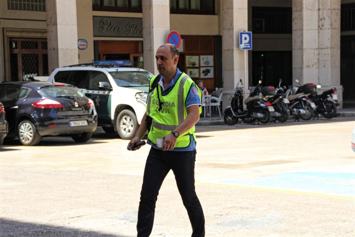 Un dels agents de la Guàrdia Civil durant el registre a l'Ajuntament de Tortosa