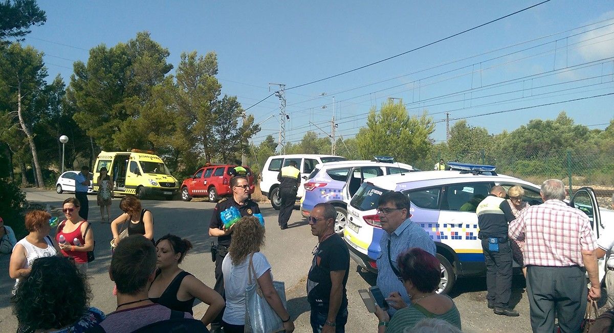 Policia Local, Mossos, SEM i Bombers s'han desplaçat este matí a l'Almadrava per atendre els passatgers afectats per l'avaria a l'R-16.