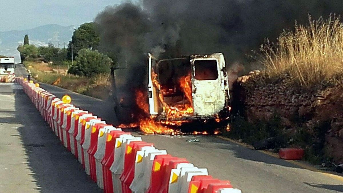 La furgoneta, a la imatge encara en flames, ha quedat calcinada.