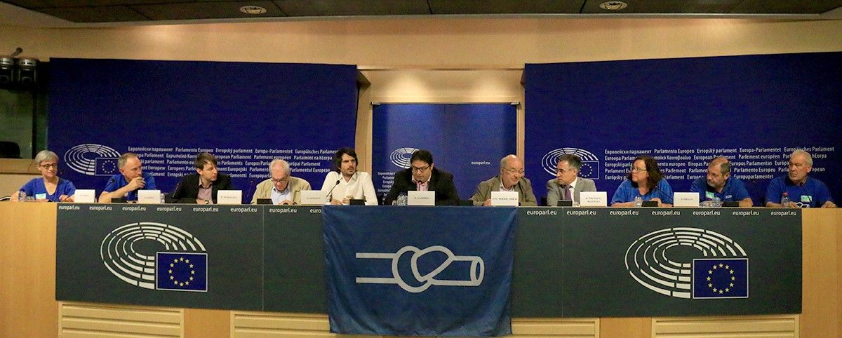 Sala Anna Politkóvskaia del Parlament Europeu a Brussel·les amb membres de la PDE i eurodiputats catalans.