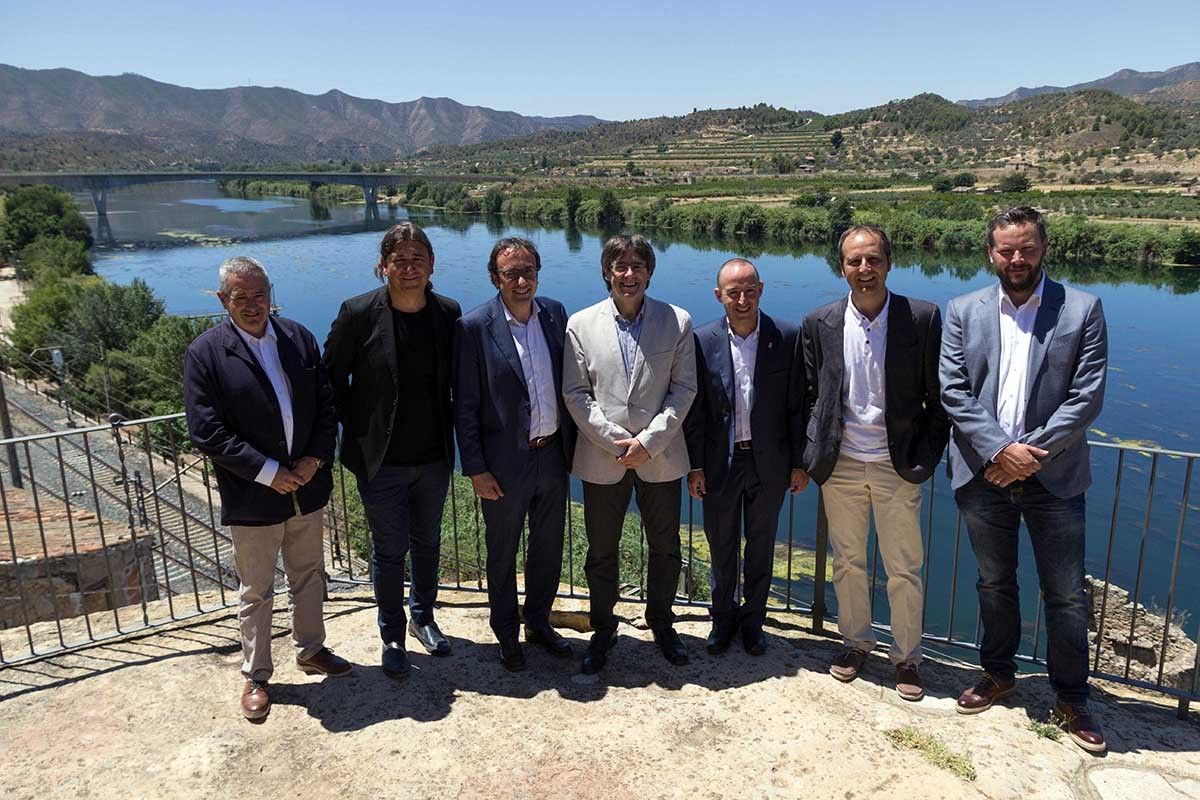 El president de la Generalitat, el conseller de Territori i Sostenibilitat i els alcaldes de Riba-roja, Almatret i la Granja d'Escarp davant del pont