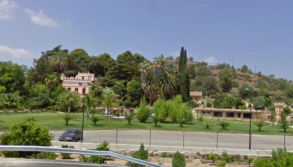 Fotografia de l'hotel de cinc estrelles Villa Retiro, amb l'aparcament i els jardins en primer pla