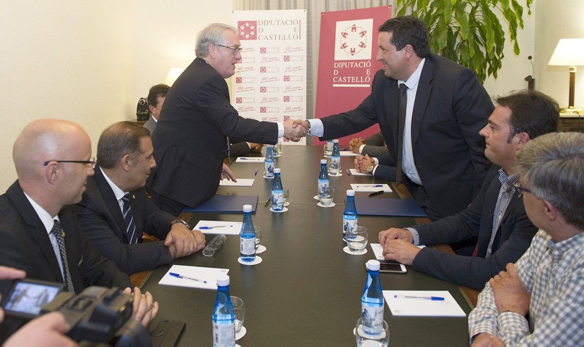 El presidents de la Diputació de Tarragona, Josep Poblet, i el de la Diputació de Castelló, Javier Moliner, en la signatura del conveni.