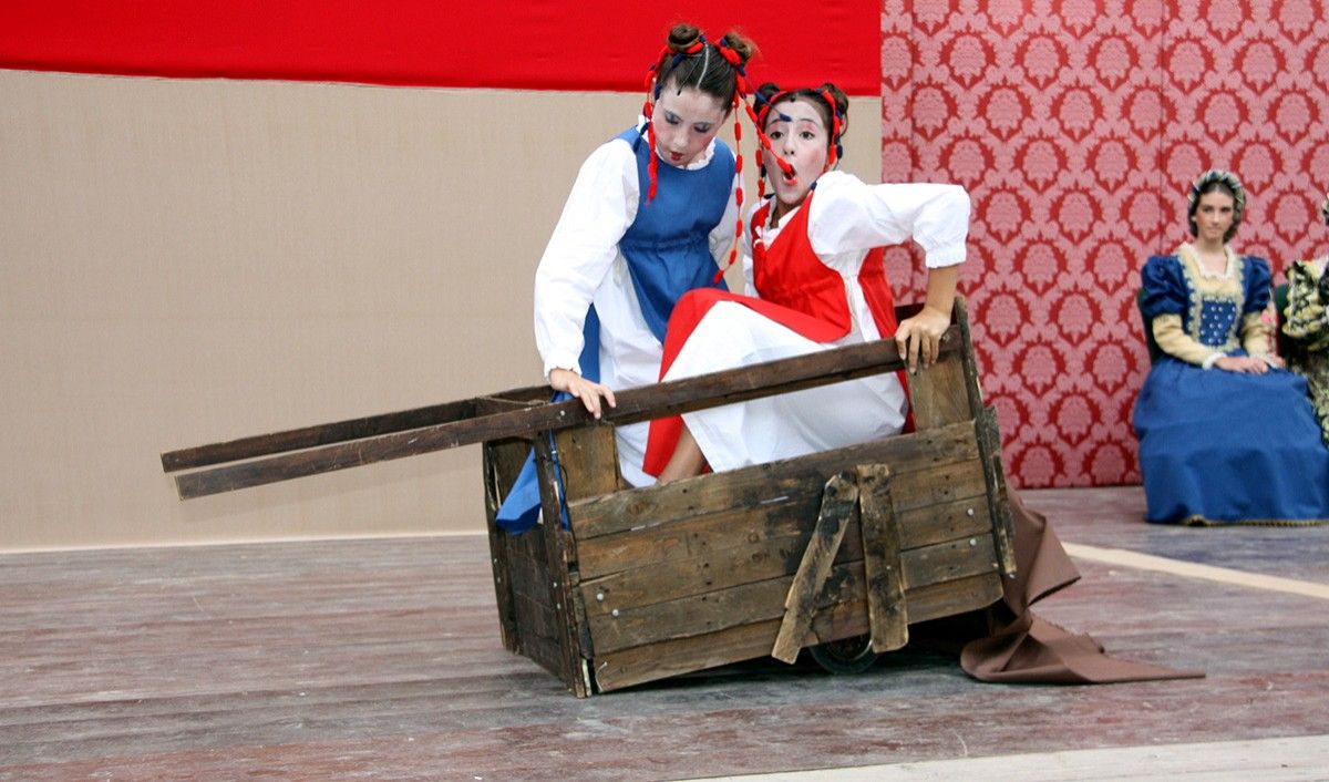 Dos xiquetes vestides de personatges ficticis en una representació durant la inauguració de la festa del Renaixement.