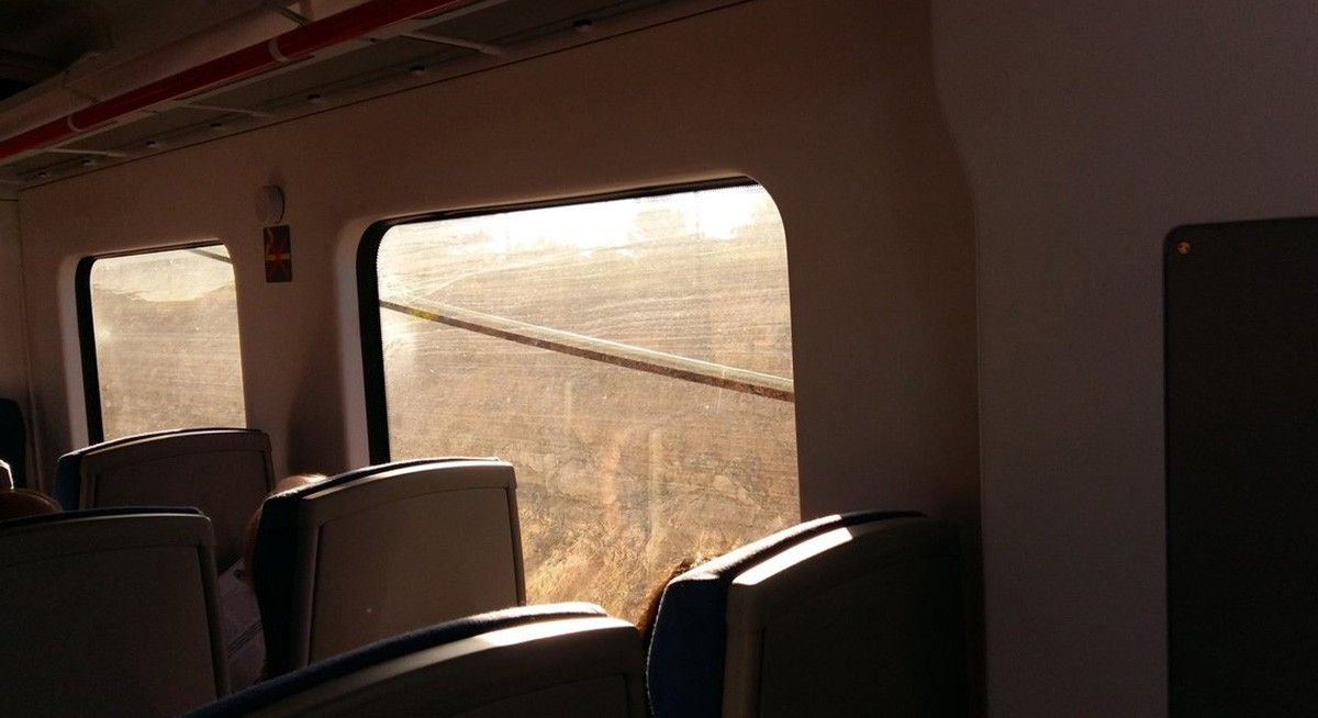 Imatge del cable caigut des de l'interior del tren.