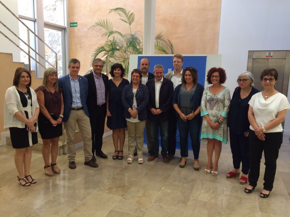 La consellera Dolors Bassa (centre), envoltada dels representats de les institucions locals de les Terres de l'Ebre