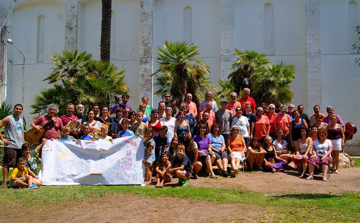 Foto de família dels alumnes i professors de la cinquena edició del Jota Campus fet a Poble Nou del Delta.