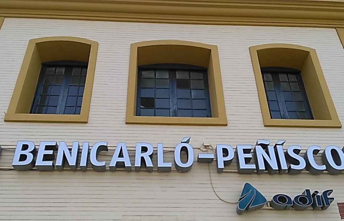 Façana de l'estació de tren de Benicarló.
