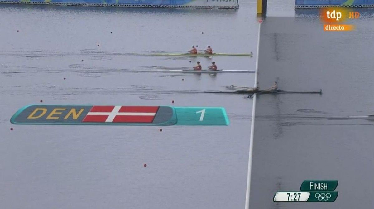 Foto finish de la semifinal de rem en que Aina Cid (al bot blanc) s'ha classificat per disputar una medalla olímpica
