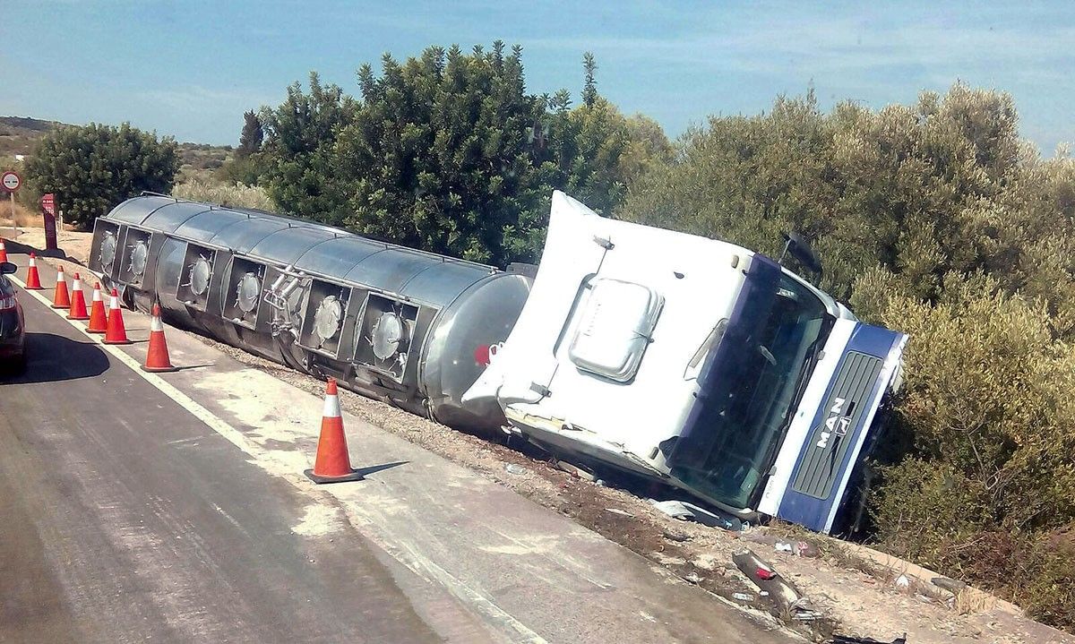 Un camió cisterna accidentat a l'N-340, este agost.