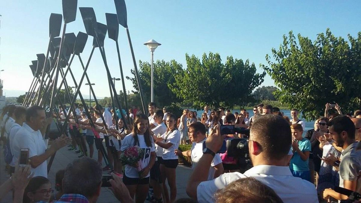 Una multitud ha rebut a la remera olímpica Aina Cid en l'arribada a Amposta