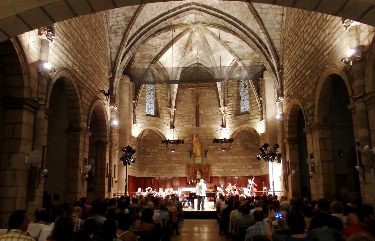 L’església de Sant Jaume de Tivissa ha acollit el concert de l’Orquestra Amics Unesco Barcelona, dirigida per Gonçal Comellas, a benefici de Càritas