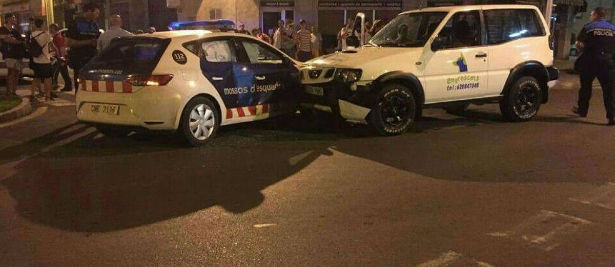 Imatge de l'accident entre el cotxe de Mossos d'Esquadra i el vehicle d'Engrescats