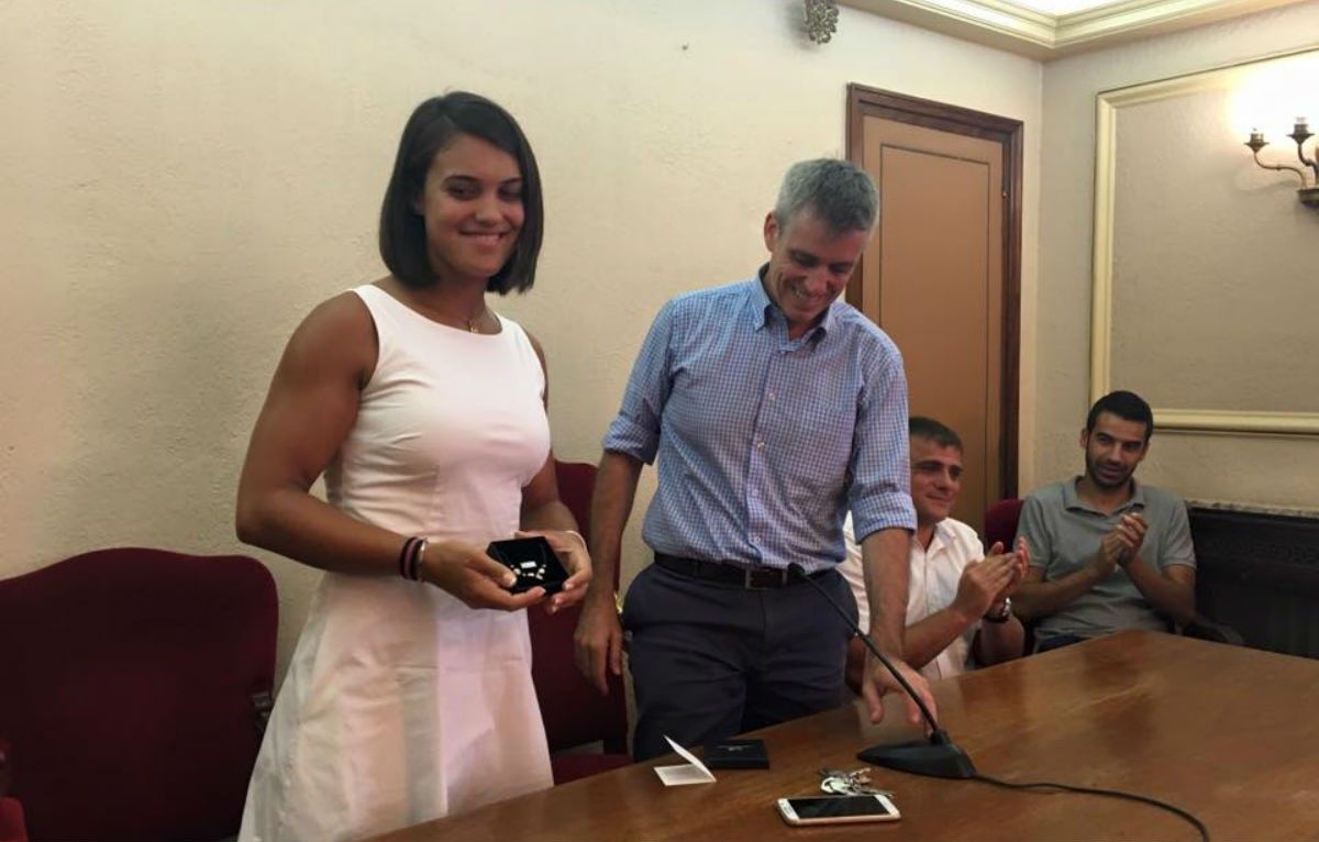 L'alcalde Adam Tomàs fa entrega de la pulsera d'Amposta a Aina Cid
