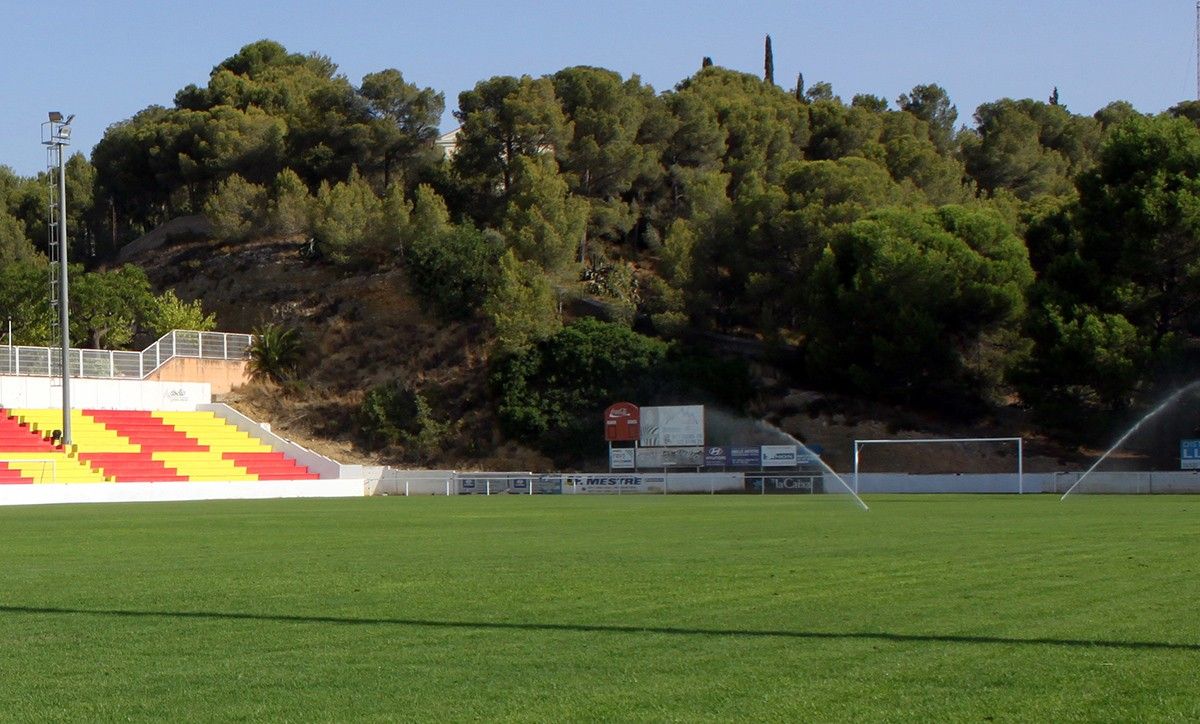 La gespa ressembrada i el nou sistema de reg del camp de futbol de Roquetes