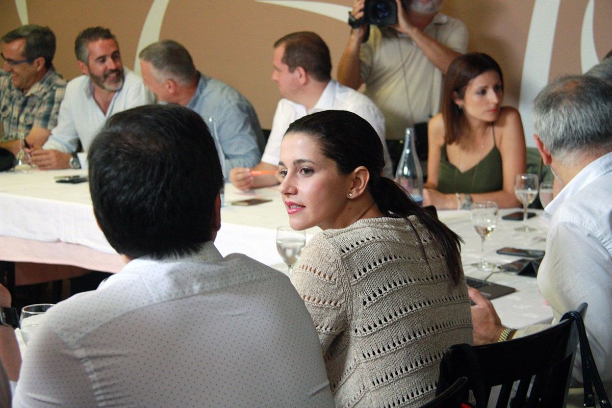 Inés Arrimadas, presidint la reunió del grup parlamentari de C's en un hotel de Santa Bàrbara