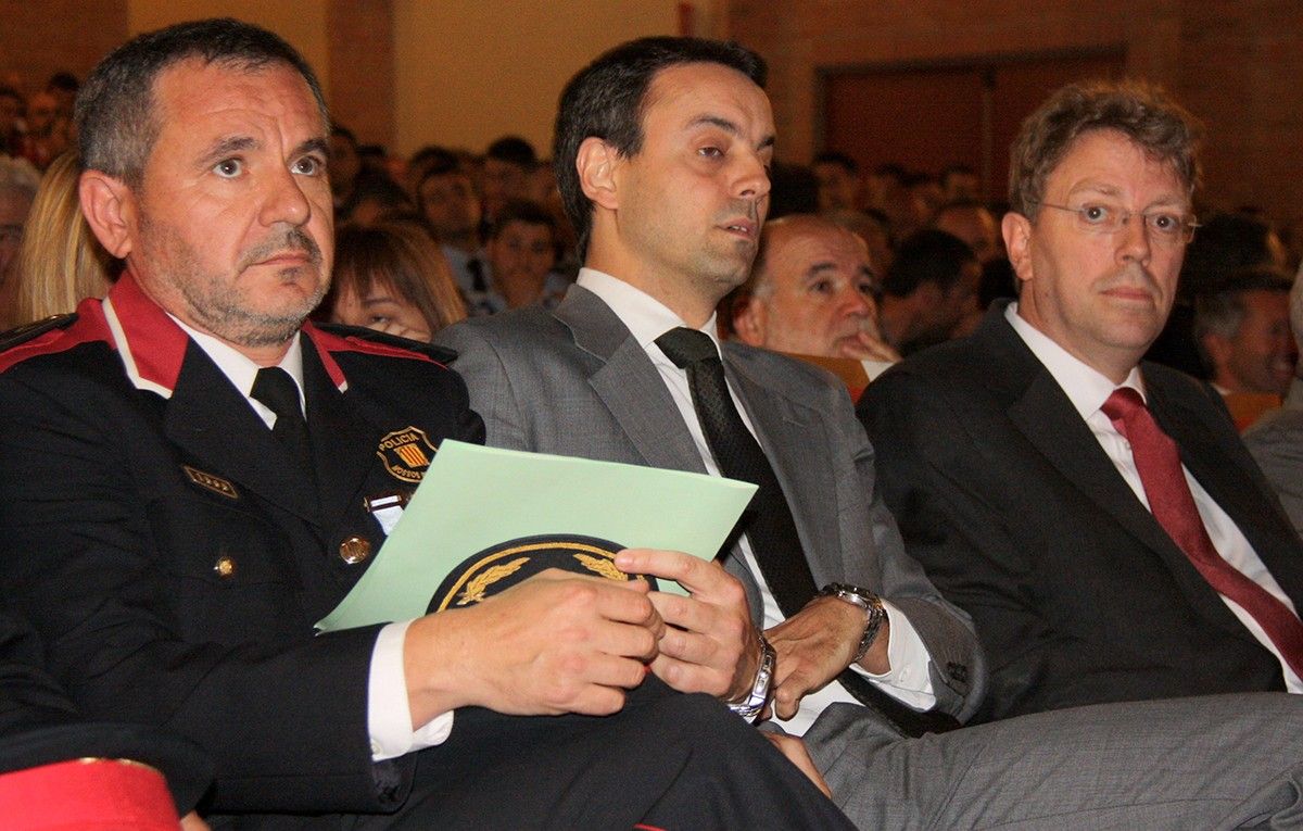 D'esquerra a dreta: l'intendent dels Mossos a les Terres de l'Ebre, Francesc Xavier Monclús; l'ex director general de la Policia, Manel Prat; i l'alcalde de Tortosa, Ferran Bel. Imatge d'arxiu del 2013.