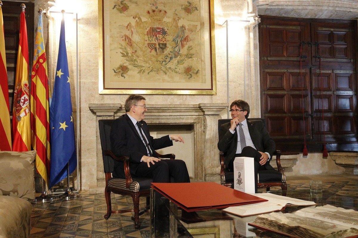 El president de la Generalitat valenciana, Ximo Puig, i el de la Generalitat, Carles Puigdemont, conversen al despatx del primer el 19 de setembre del 2016