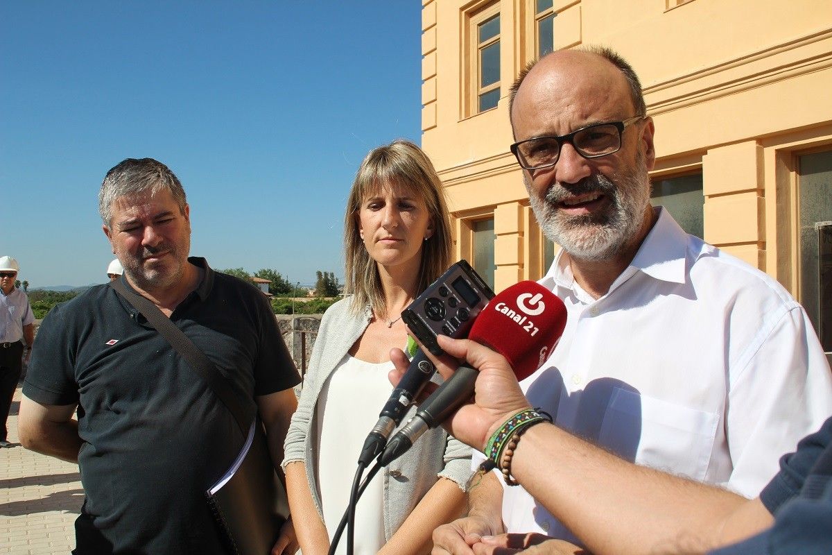 Alfons Montserrat, Ivette Fibla i Josep Ramon German durant la visita d'obra de l'edifici dels Josepets
