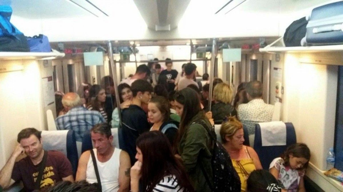 Imatge del tren entre València i Tortosa d'este diumenge al vespre. 