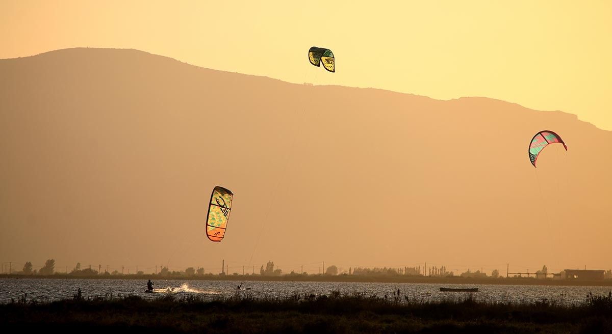 El kite surf o surf d'estel es practica en un entorn privilegiat, la Badia dels Alfacs.