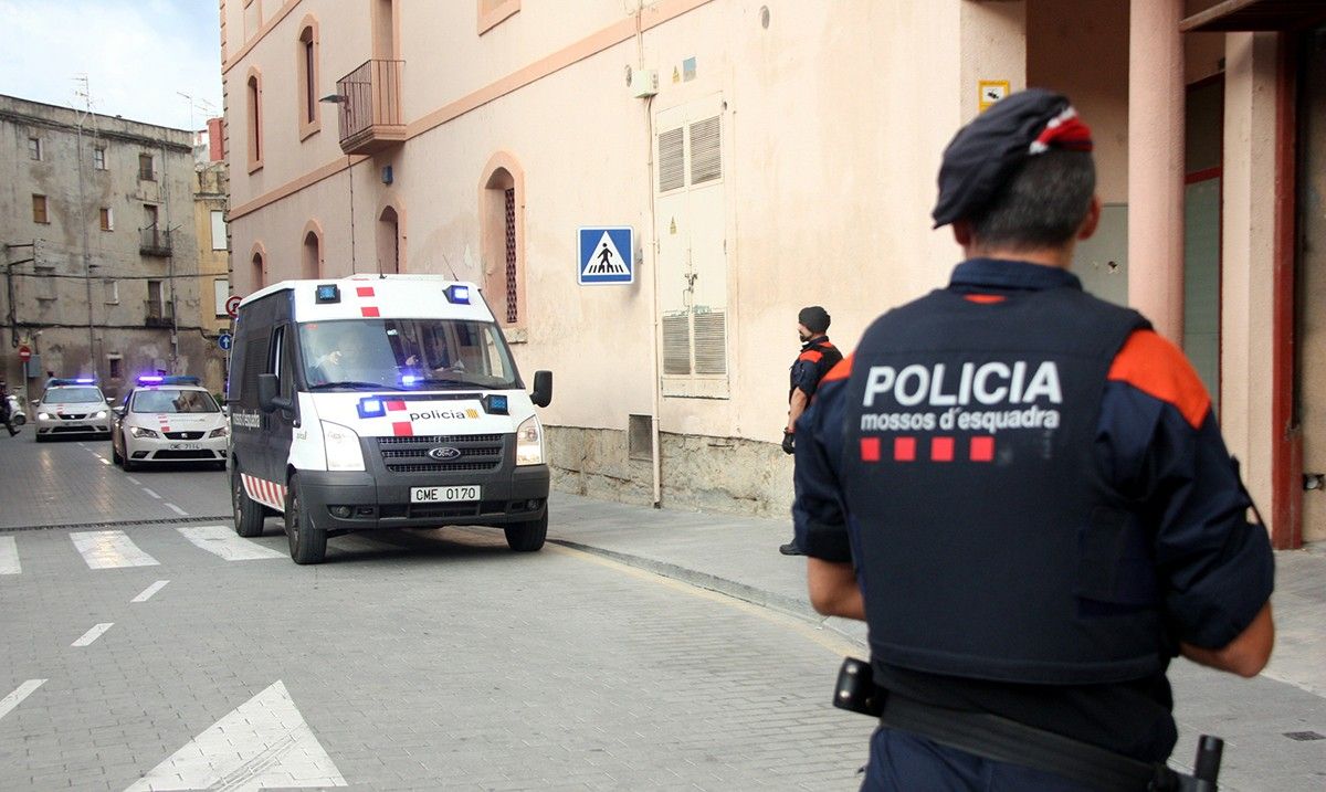 Arribada d'un dels furgons policials que traslladava als Jutjats de Tortosa alguns dels detinguts en l'operació contra el tràfic de drogues de dilluns a Deltebre.
