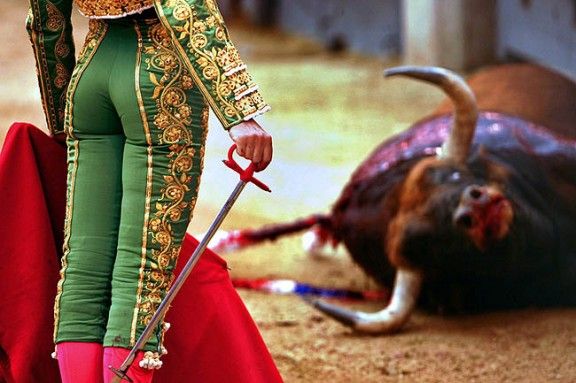 El matador francès Sebastina Castella al costat d'un toro durant una corrida de Sant Isidro.