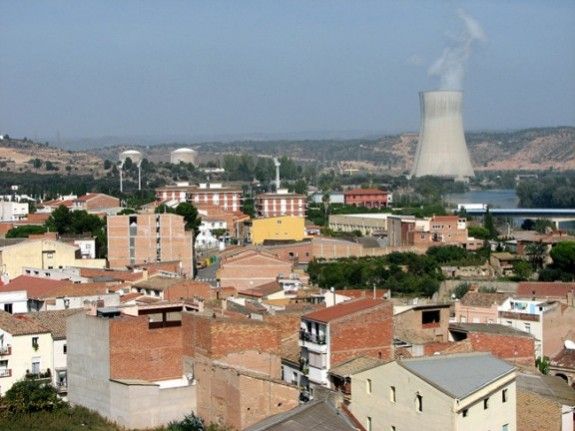 La població d'Ascó, amb la central nuclear al fons.