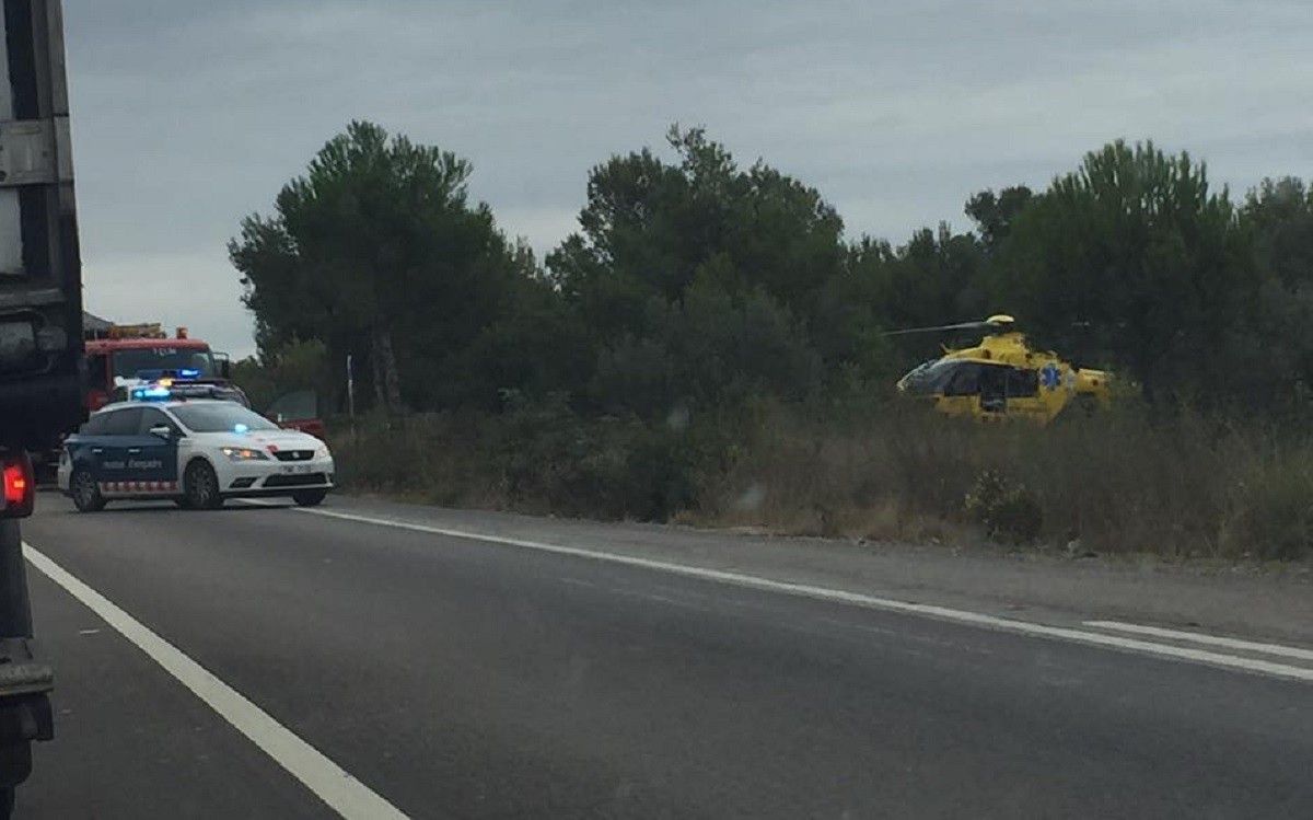 L'helicòpter i una unitat dels Mossos d'Esquadra al lloc de l'accident. 