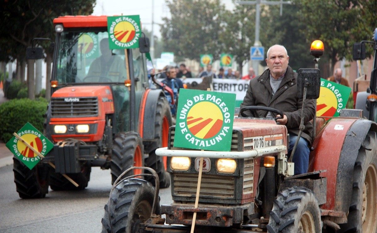 Alguns tractors de la marxa lenta que ha organitzar UP a Gandesa per denunciar les retallades d'Agricultura.