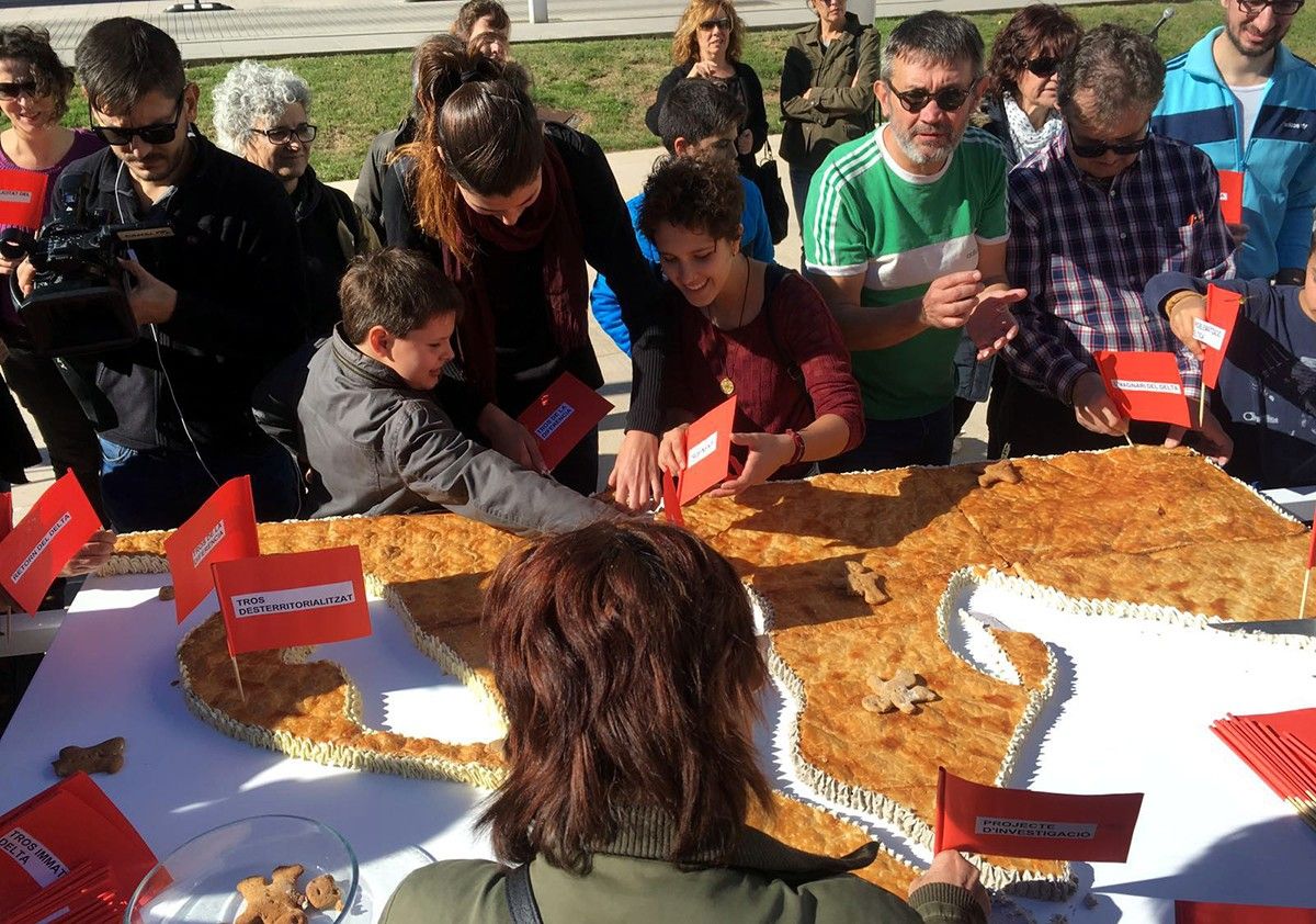Els assistents van intervenir en l'acció menjant-se una maqueta del Delta. 