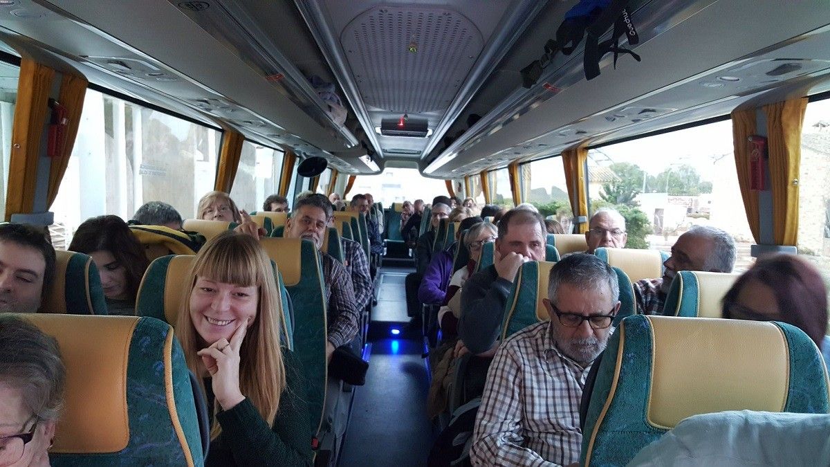 Moment del viatge cap a Barcelona de l'autocar amb manifestants de la Ribera d'Ebre i la Terra Alta.