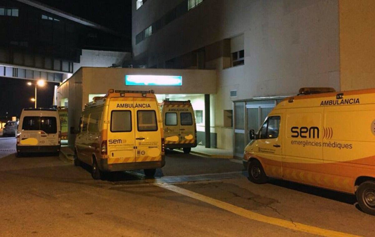 Ambulàncies a l'entrada d'Urgències de l'Hospital Verge de la Cinta de Tortosa. 