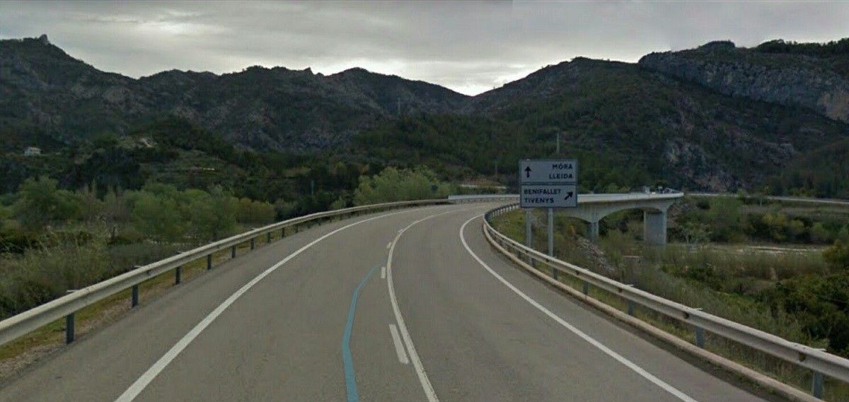 La carretera C-12 en el seu pas per Benifallet.
