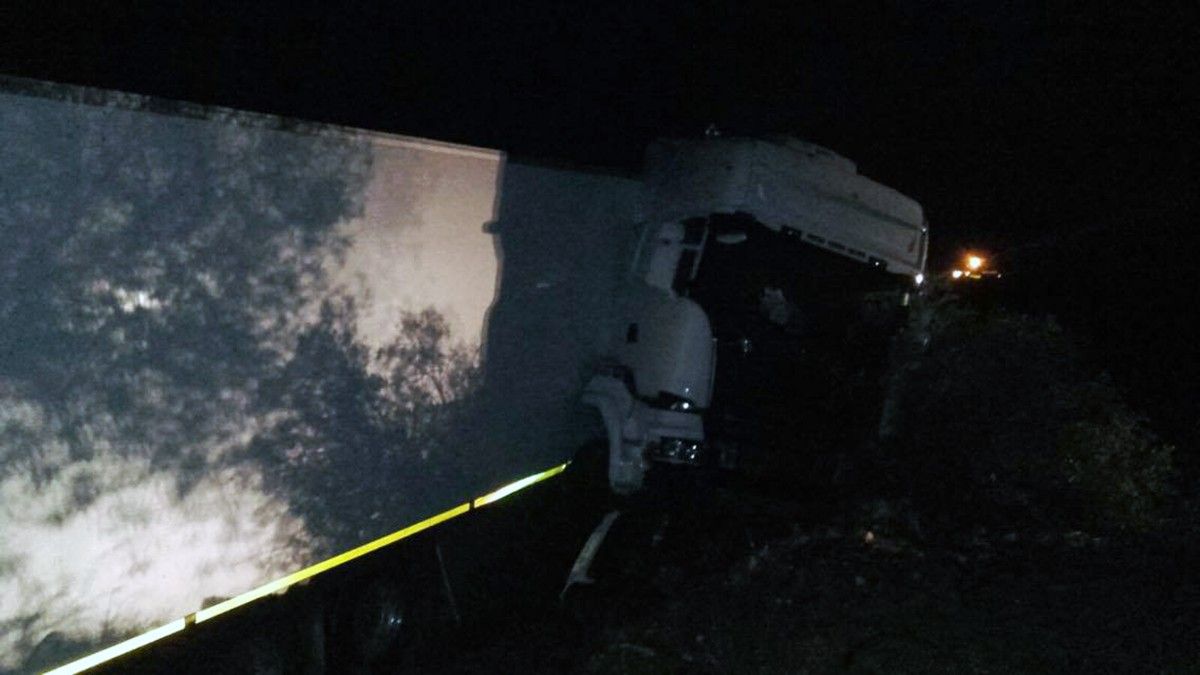 El camió que es va accidentar ahir a la nit en un nou accident a la nacional, al Perelló.