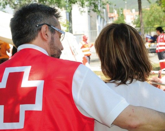 Un voluntari de Creu Roja durant un servei.