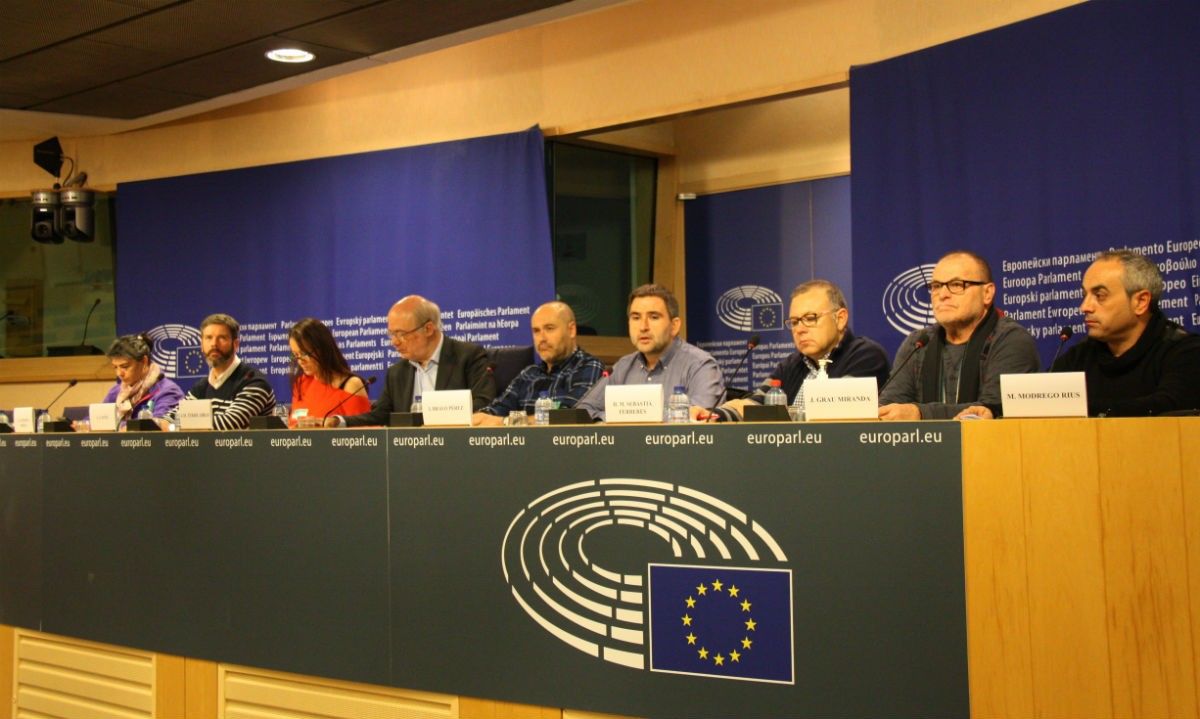 Comitiva de treballadors d'Adif i polítics al Parlament Europeu que han exposat la situació actual de la xarxa ferroviària