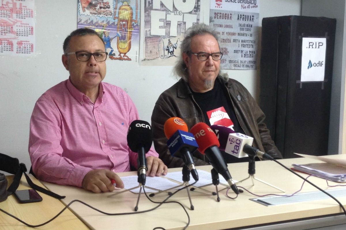 Héctor Sebastià, a l'esquerra, comunicant la decisió dels treballadors de fer vaga.