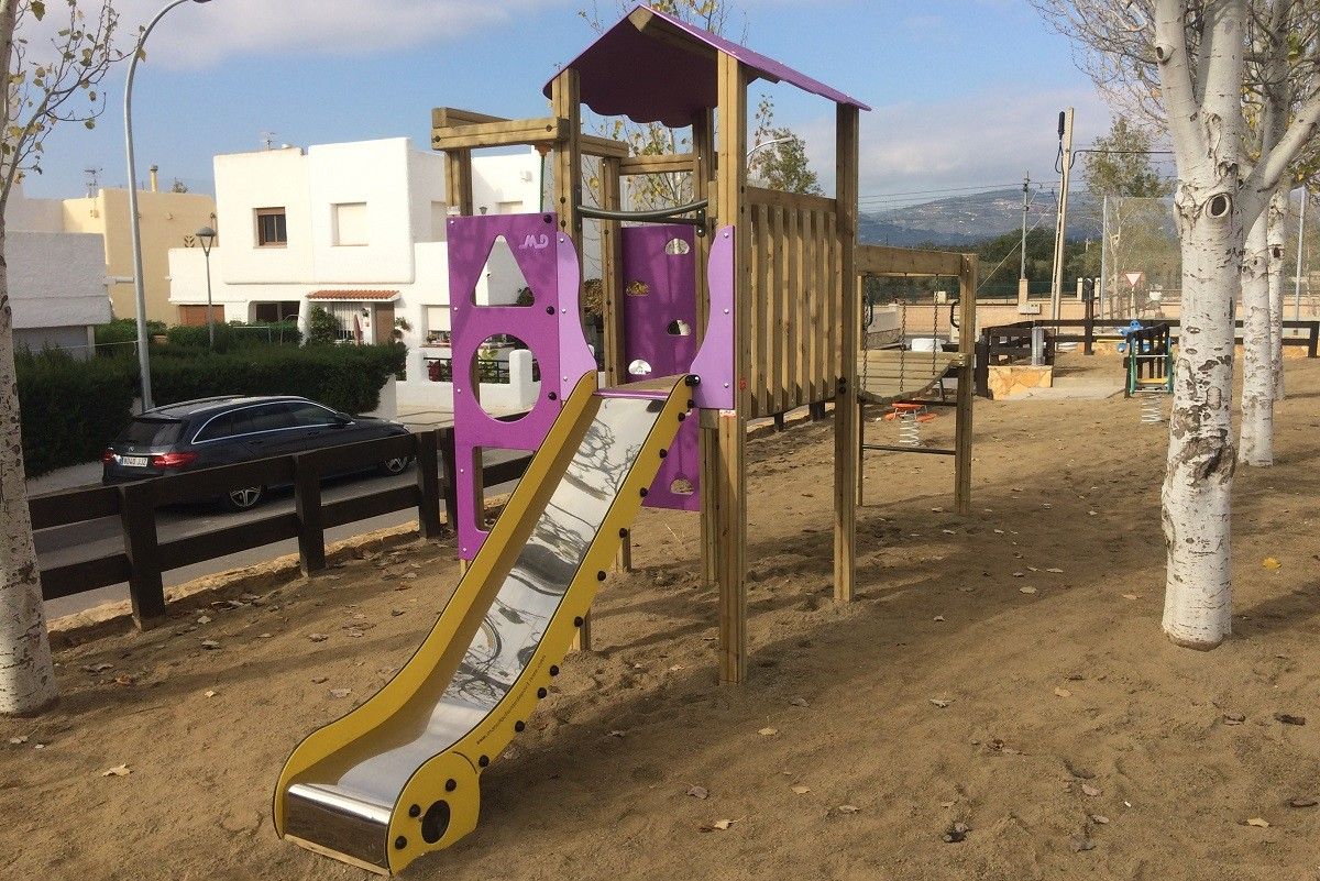 Un dels elements de joc renovats del parc infantil de l'Ampolla.