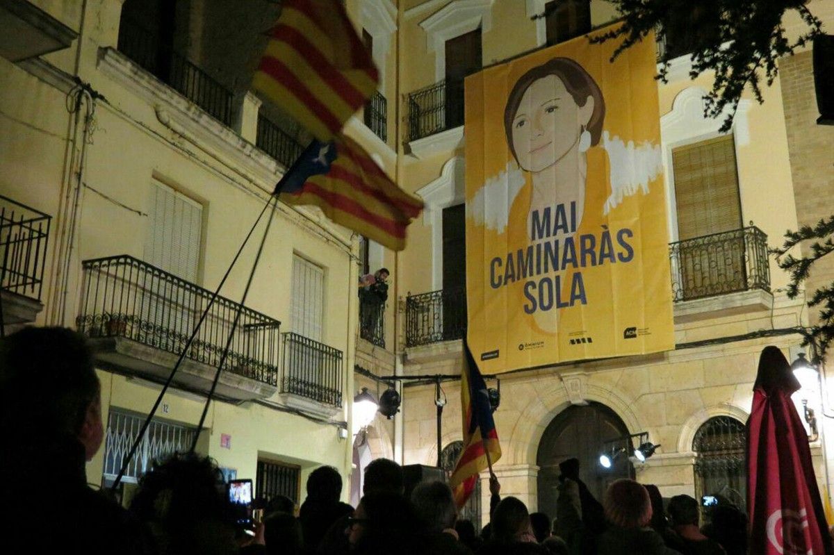 Una gran pancarta amb el lema Mai caminaràs sola s'ha hissat a la façana de l'Ajuntament. 