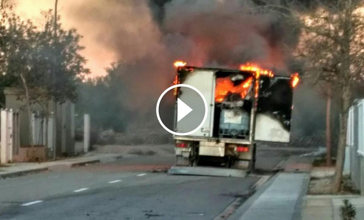 El camió incendiant-se al polígon Catalunya Sud, a l'Aldea.