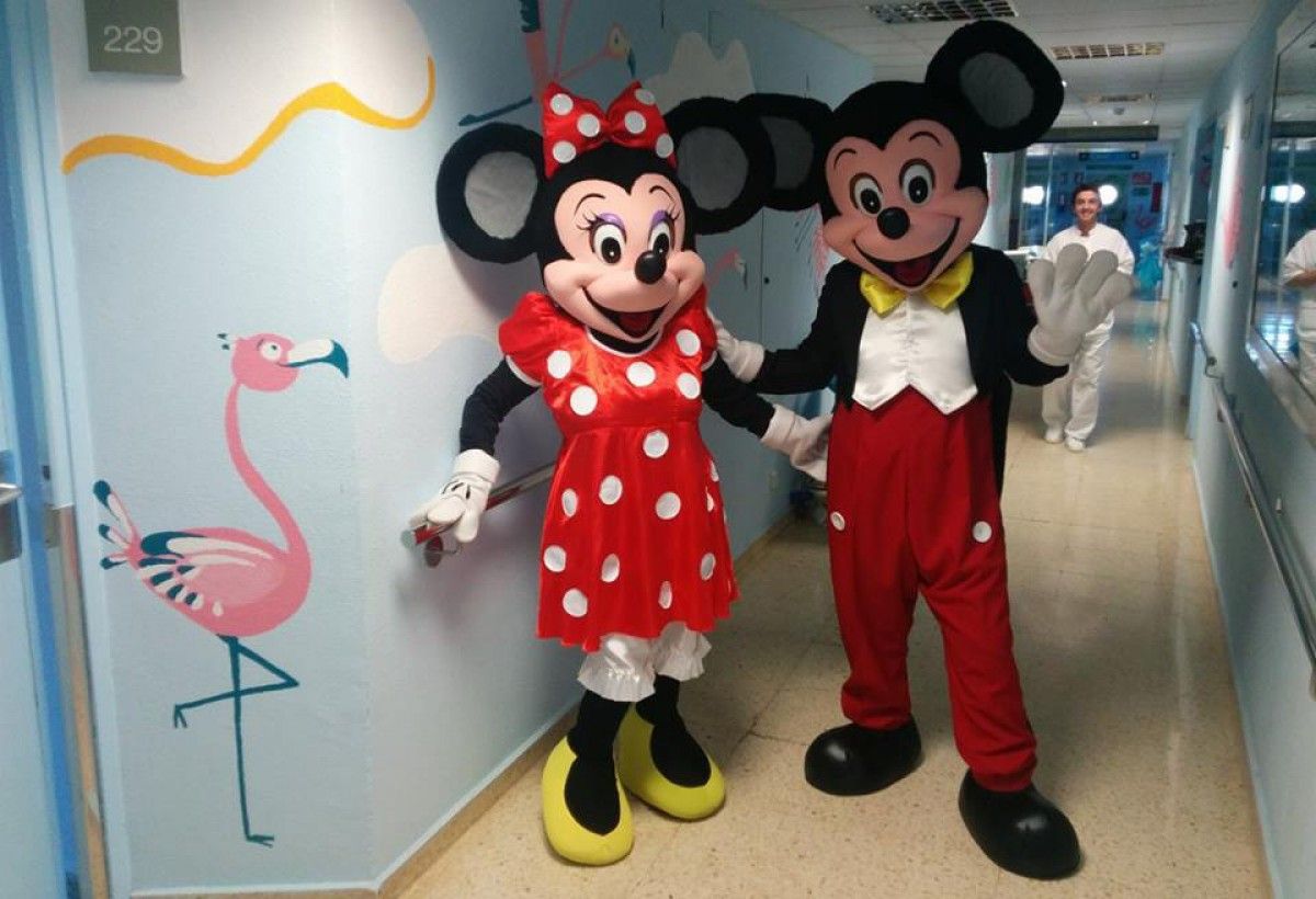 Mickey i Minnie durant la visita al Verge de la Cinta. 