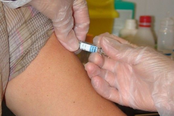Una persona, vacunant-se contra la grip