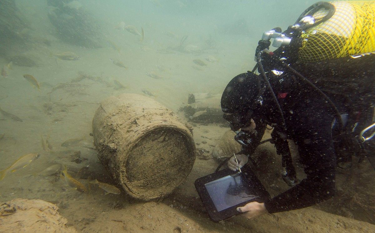 Un submarinista del CASC inspecciona un barril entre les restes del Deltebre I.